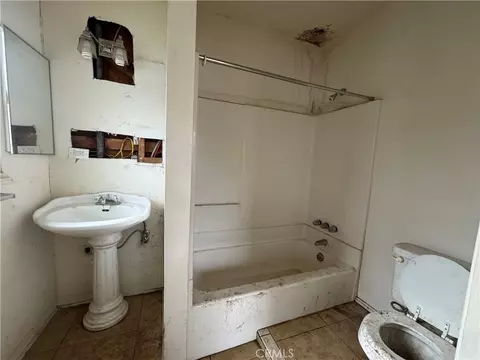 Bath - 307 S Curry St, Tehachapi, CA 93561 photo 1 of 1