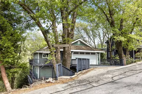 453 Davos Dr, Crestline, CA 92325