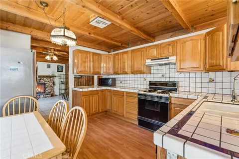 Kitchen - 2013 Cedar, Big Bear City, CA 92314 photo 3 of 3