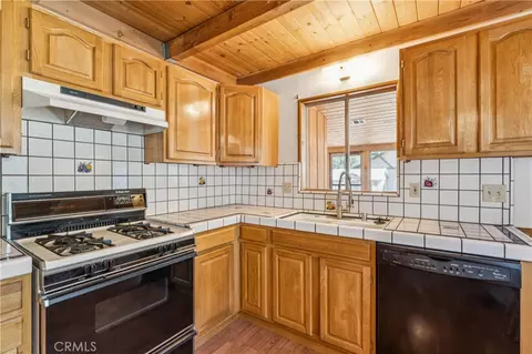 Kitchen - 2013 Cedar, Big Bear City, CA 92314 photo 1 of 3