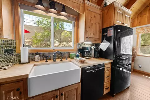 Kitchen - 653 Temple, Big Bear Lake, CA 92315 photo 3 of 3