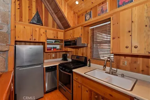 Kitchen - 295 Sunset, Lake Arrowhead, CA 92352 photo 3 of 5
