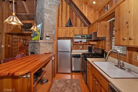 Kitchen - 295 Sunset, Lake Arrowhead, CA 92352 photo 2 of 5