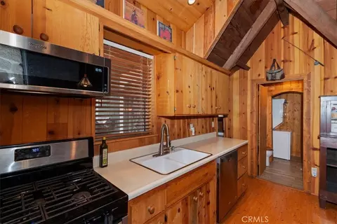 Kitchen - 295 Sunset, Lake Arrowhead, CA 92352 photo 4 of 5