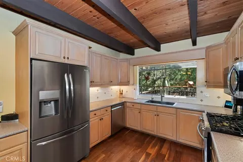 Kitchen - 415 Golf Crse, Lake Arrowhead, CA 92352 photo 4 of 4