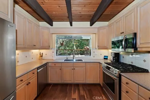 Kitchen - 415 Golf Crse, Lake Arrowhead, CA 92352 photo 2 of 4