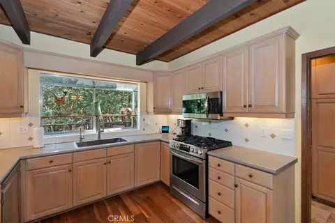 Kitchen - 415 Golf Crse, Lake Arrowhead, CA 92352 photo 3 of 4