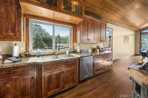 Kitchen - 43565 Wolf, Big Bear Lake, CA 92315 photo 5 of 5
