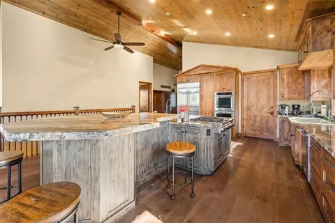 Kitchen - 43565 Wolf, Big Bear Lake, CA 92315 photo 4 of 5