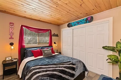 Bedroom - 861 Kern Ave, Sugarloaf, CA 92386 photo 2 of 2