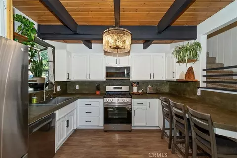 Kitchen - 905 Jungfrau, Crestline, CA 92325 photo 2 of 4