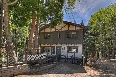 Exterior - 905 Jungfrau, Crestline, CA 92325 photo 2 of 10