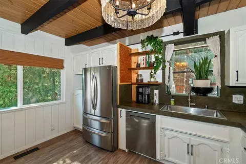 Kitchen - 905 Jungfrau, Crestline, CA 92325 photo 4 of 4