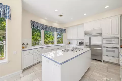Kitchen - 30573 E Sunset S, Redlands, CA 92373 photo 4 of 6
