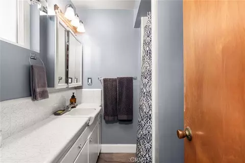 Bath - 527 Nottingham Dr, Redlands, CA 92373 photo 2 of 2