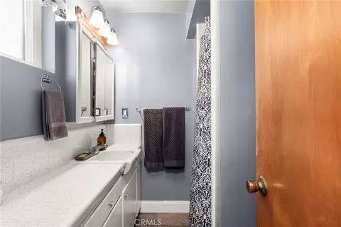 Bath - 527 Nottingham Dr, Redlands, CA 92373 photo 2 of 2