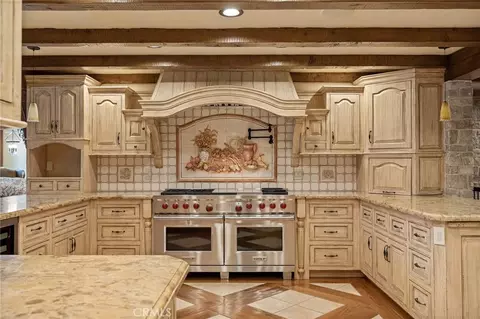 Kitchen - 28089 Point Hamiltair, Lake Arrowhead, CA 92352 photo 2 of 3
