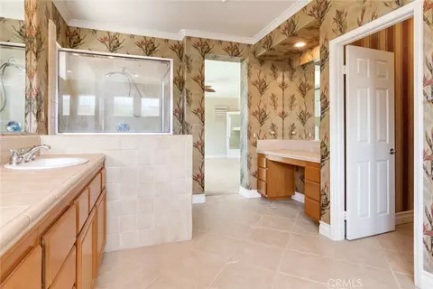 Bath - 1910 Mesa View Ln, Redlands, CA 92373 photo 3 of 5