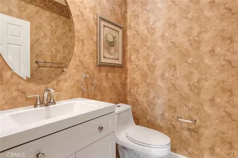 Bath - 1910 Mesa View Ln, Redlands, CA 92373 photo 2 of 5