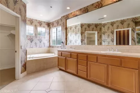Bath - 1910 Mesa View Ln, Redlands, CA 92373 photo 4 of 5