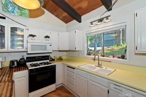 Kitchen - 770 Berne, Crestline, CA 92325 photo 4 of 5