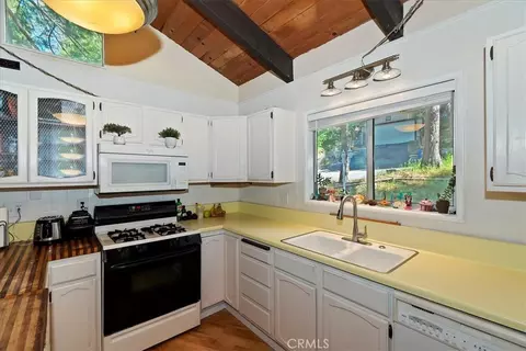 Kitchen - 770 Berne, Crestline, CA 92325 photo 4 of 5