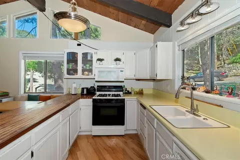 Kitchen - 770 Berne, Crestline, CA 92325 photo 3 of 5