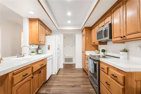 Kitchen - 9370 Somerset Dr, Rancho Cucamonga, CA 91701 photo 2 of 2