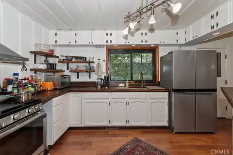 Kitchen - 851 Cottage Grv, Lake Arrowhead, CA 92352 photo 3 of 3