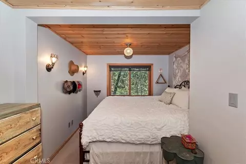 Bedroom - 851 Cottage Grv, Lake Arrowhead, CA 92352 photo 6 of 7