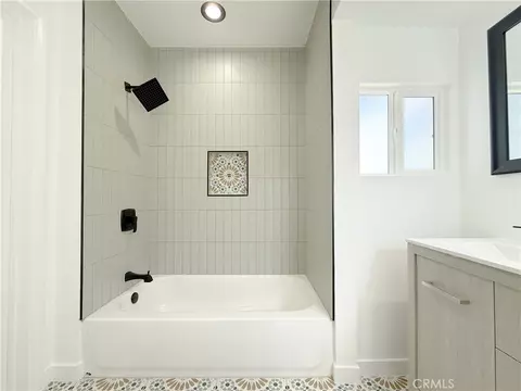 Bath - 1008 W 134th Pl, Compton, CA 90222 photo 2 of 3