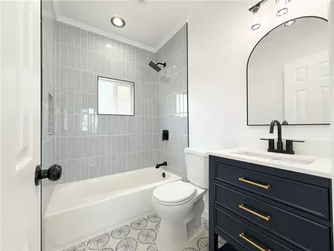 Bath - 1008 W 134th Pl, Compton, CA 90222 photo 1 of 3