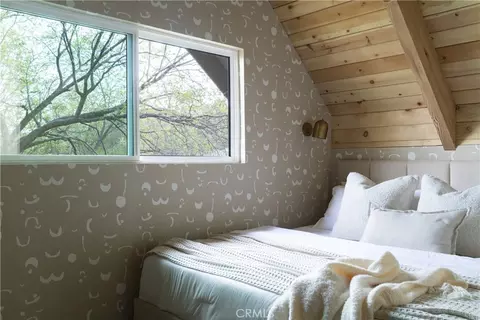 Bedroom - 27463 Alpen, Lake Arrowhead, CA 92352 photo 3 of 10