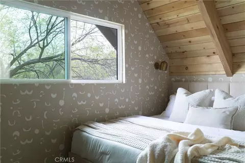 Bedroom - 27463 Alpen, Lake Arrowhead, CA 92352 photo 3 of 10