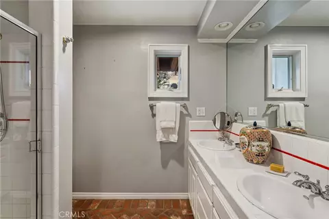 Bath - 469 Golf Course Rd, Lake Arrowhead, CA 92352 photo 2 of 9