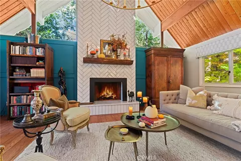 Living - 469 Golf Course Rd, Lake Arrowhead, CA 92352 photo 3 of 8