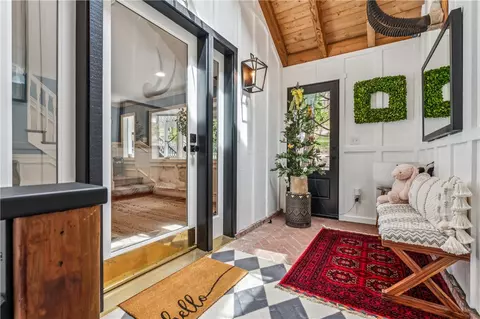 Entry Way - 469 Golf Course Rd, Lake Arrowhead, CA 92352 photo 1 of 5