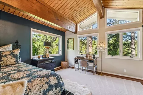 Bedroom - 469 Golf Course Rd, Lake Arrowhead, CA 92352 photo 8 of 10