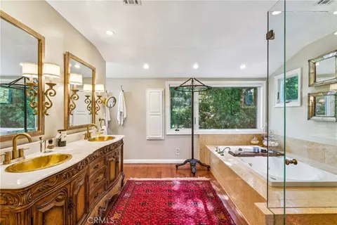 Bath - 469 Golf Course Rd, Lake Arrowhead, CA 92352 photo 5 of 9