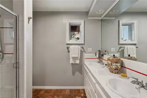 Bath - 469 Golf Course Rd, Lake Arrowhead, CA 92352 photo 2 of 9