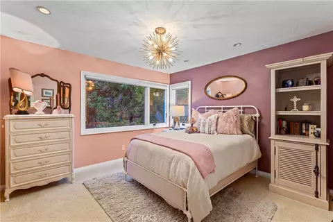 Bedroom - 469 Golf Course Rd, Lake Arrowhead, CA 92352 photo 4 of 8