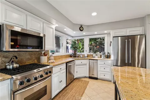 Kitchen - 469 Golf Course Rd, Lake Arrowhead, CA 92352 photo 4 of 4