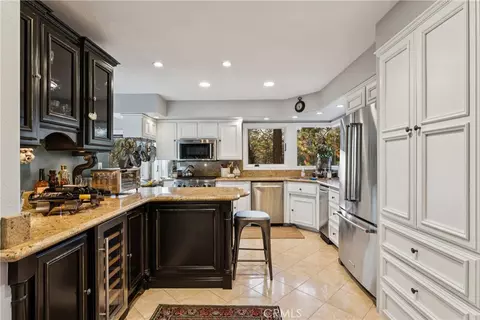 Kitchen - 469 Golf Course Rd, Lake Arrowhead, CA 92352 photo 1 of 4