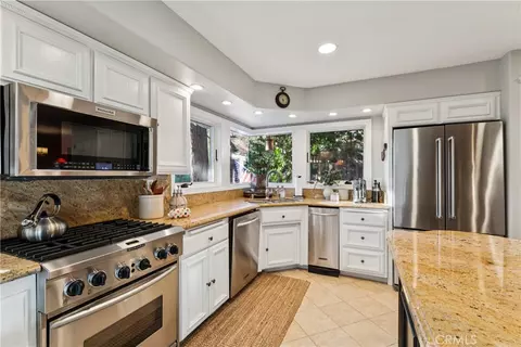 Kitchen - 469 Golf Course Rd, Lake Arrowhead, CA 92352 photo 4 of 4