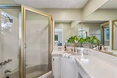 Bath - 469 Golf Course Rd, Lake Arrowhead, CA 92352 photo 1 of 9