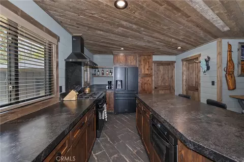 Kitchen - 41940 Centre Ct, Big Bear Lake, CA 92315 photo 3 of 4