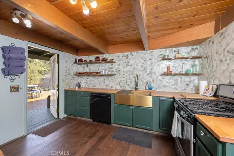 Kitchen - 445 Elysian Blvd, Big Bear City, CA 92314 photo 4 of 6
