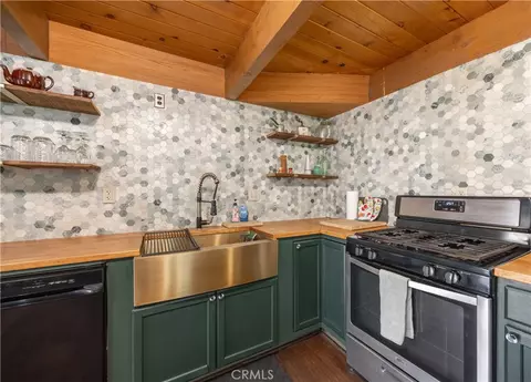 Kitchen - 445 Elysian Blvd, Big Bear City, CA 92314 photo 2 of 6