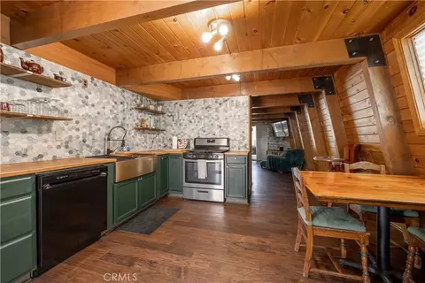 Kitchen - 445 Elysian Blvd, Big Bear City, CA 92314 photo 5 of 6