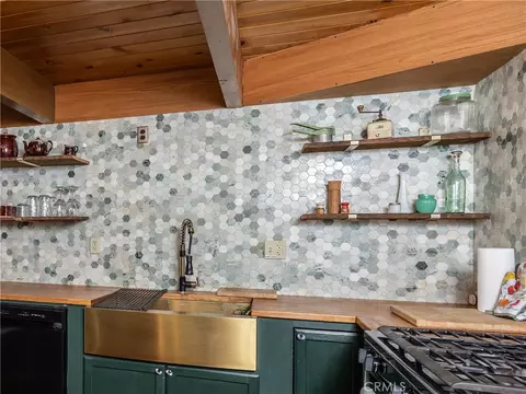 Kitchen - 445 Elysian Blvd, Big Bear City, CA 92314 photo 3 of 6